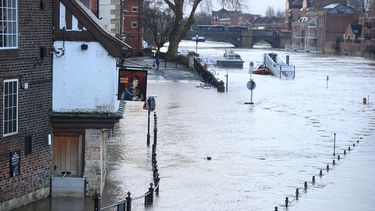 Una vista de una calle inundada tras el desbordamiento del r&iacute;o Ouse al paso de la tormenta Ciara, en York, Inglaterra, el lunes 10 de febrero de 2020.&nbsp;