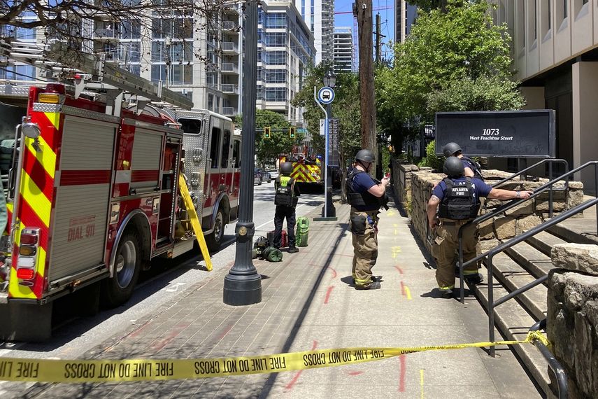 Personal de emergencias acude al sitio donde se reportó un tiroteo en Atlanta, el miércoles 3 de mayo de 2023.&nbsp;