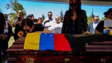 La viuda y hermana del exteniente venezolano Ronald Ojeda en su entierro en el cementerio Canaan en Santiago, Chile, el viernes 8 de marzo de 2024. De acuerdo con el fiscal Héctor Barros, Ojeda fue secuestrado el 21 de febrero y encontrado muerto enterrado a las afueras de la capital el 1 de marzo. 