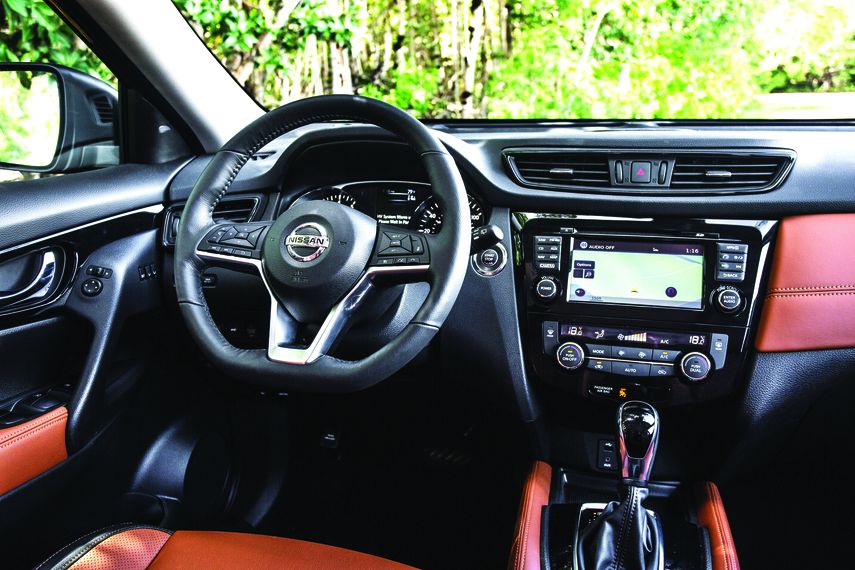 Su impresionante interior con capacidad para cinco pasajeros está equipado con un sofisticado sistema de palancas y botones que facilitan su operatividad.