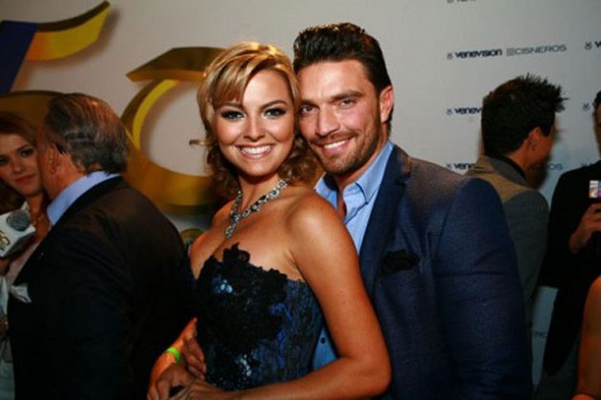 Los actores Marjorie de Sousa y Jualián Gil. (ARCHIVO)