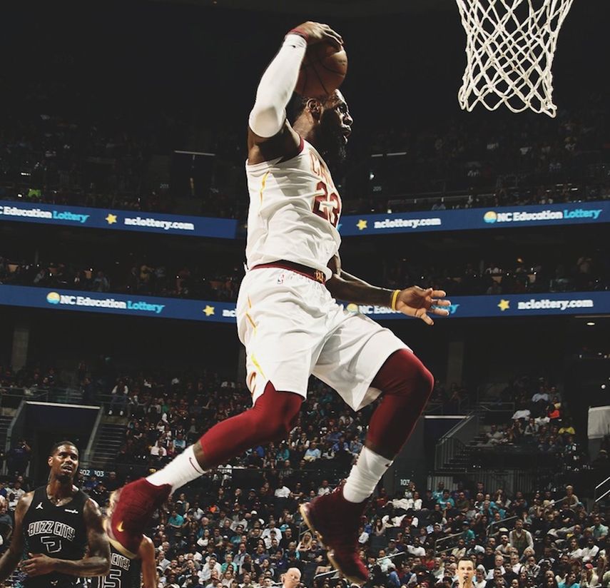 James fue ovacionado por los aficionados del Charlotte, equipo del que es propietario Michael Jordan.