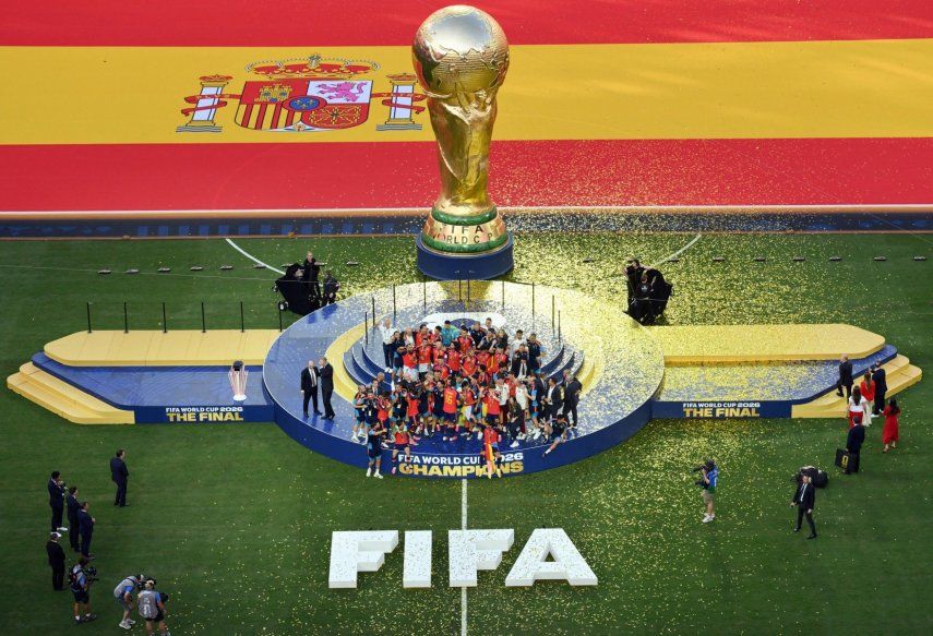 Los jugadores espa&ntilde;oles celebran con el trofeo de la Copa Mundial de la FIFA durante la ceremonia de clausura tras la final del Mundial de F&uacute;tbol de 2026 entre Espa&ntilde;a y Argentina en el estadio New York/New Jersey en East Rutherford, el 19 de julio de 2026.&nbsp;