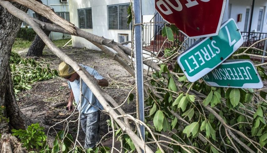 Irma azotó los Cayos como ciclón de categoría 4 y luego golpeó el suroeste de Florida con vientos sostenidos de categoría 3.