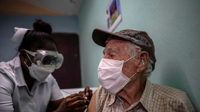Un hombre recibe una inyección de la vacuna cubana Abdala contra el COVID-19 en un consultorio médico en Alamar, en las afueras de La Habana.