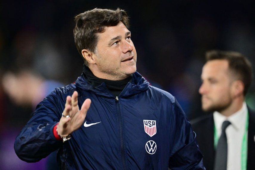 El seleccionador de Estados Unidos, el argentino Mauricio Pochettino, saluda a los fanáticos previo a un partido contra Costa Rica, el 22 de enero de 2025.
