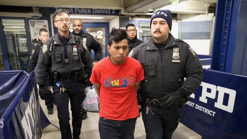 Sebastián Zapeta, un inmigrante indocumentado, fue detenido horas después por la policía por incendiar a una mujer en el metro de Nueva York.