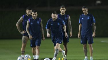 El capitán de la selección argentina, Lionel Messi, entrena junto con sus compañeros previo a lo que será el segundo choque del combinado albiceleste en el Mundial de Catar.