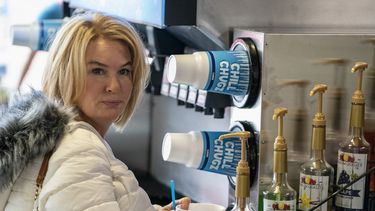 La actriz Renée Zellweger como Pam Hupp en una escena de The Thing About Pam. Zellweger interpreta a Pam Hupp, una mujer acusada de matar a su mejor amiga Betsy Faria en 2011.