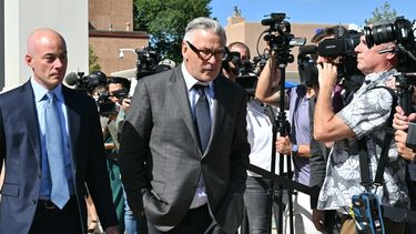 El actor estadounidense Alec Baldwin sale del juzgado con uno de sus abogados, Luke Nikas, tras el primer día de su juicio por homicidio involuntario en Santa Fe, Nuevo México, el 9 de julio de 2024. &nbsp;