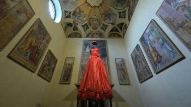 Un vestido de gala diseñado por Giorgio Armani para la Semana de la Moda de Milán en 1993 forma parte de la exhibición que marca el 50 aniversario de la casa de moda.  