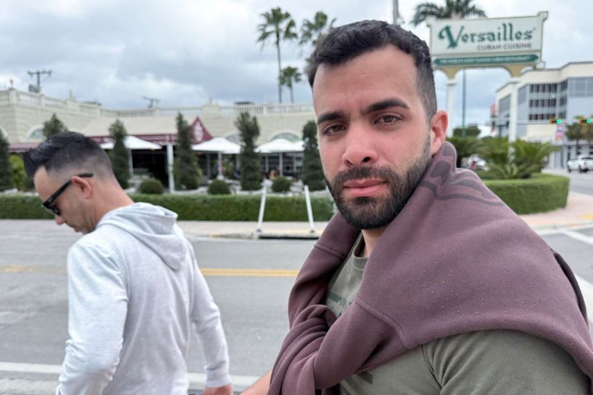 Roberto Azcorra Consuegra (derecha), durante una entrevista en el barrio de la Pequeña Habana en Miami, Florida.&nbsp;
