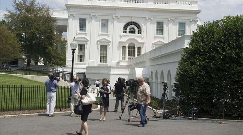 Un grupo de periodistas en las afueras de la Casa Blanca