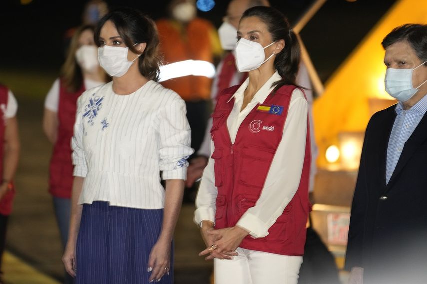 La Reina Letizia de España, en el centro, y la Primera Dama de Paraguay, Silvana López Moreira, a la izquierda, se paran juntas, a la llegada de la Reina al aeropuerto Silvio Pettirossi en Luque, Paraguay, el martes 2 de noviembre de 2021. La Reina está en un viaje de tres días. visita oficial.&nbsp;