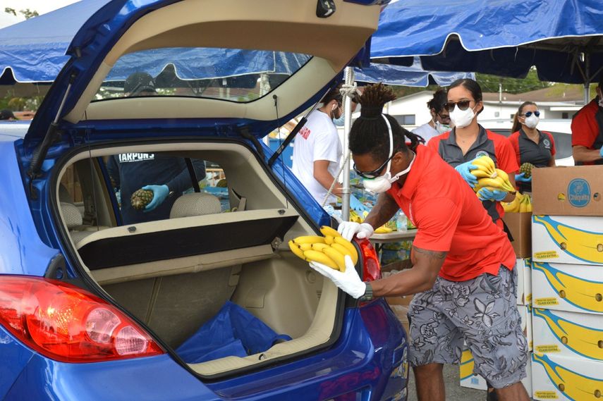 En Miami-Dade los alimentos son depositados en el maletero del auto, para agilizar el flujo de personas.
