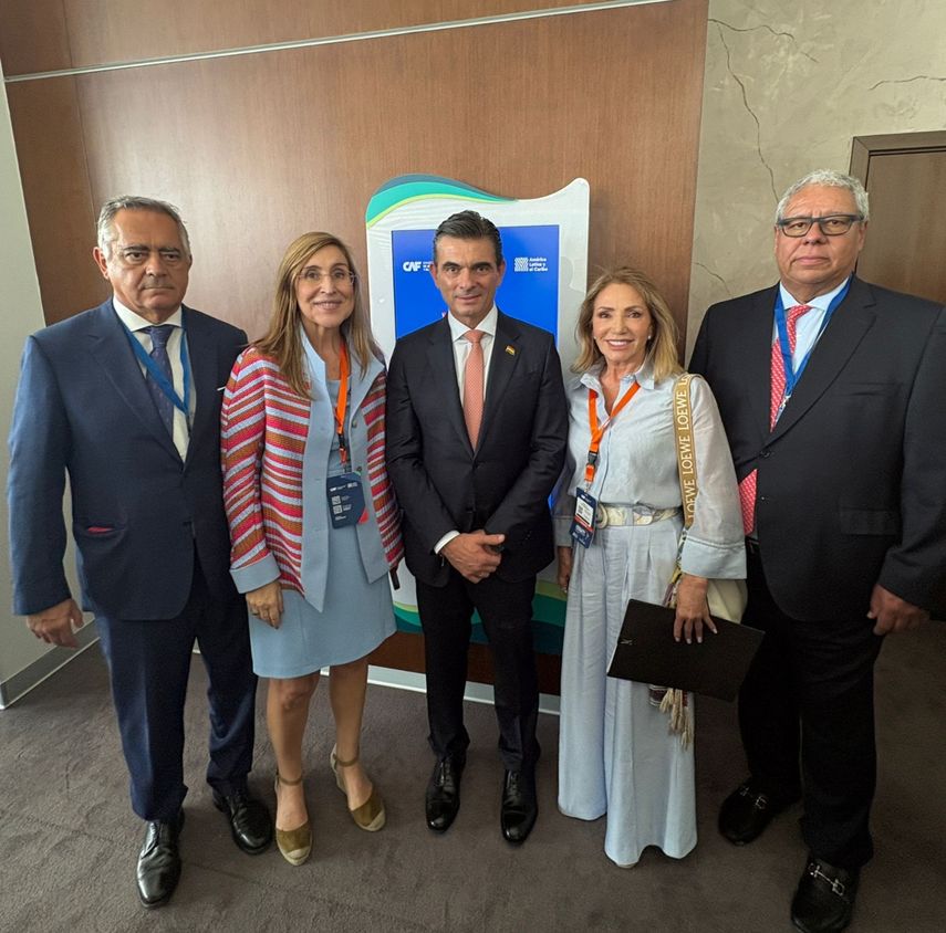 Vilanova con el presidente de Bolivia, Rodrigo Paz.