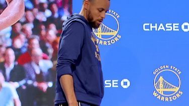 Stephen Curry, de los Warriors de Golden State, camina rumbo a una conferencia de prensa para atender a los medios de comunicación sobre su lesión, previo al partido de baloncesto contra los Spurs de San Antonio, en San Francisco, el domingo 20 de marzo de 2022.