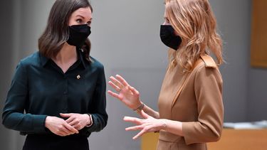La primera ministra de Finlandia, Sanna Marin, a la izquierda, habla con la primera ministra de Estonia, Kaja Kallas, en una reunión en Bruselas.