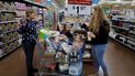 Dos clientes realizan compras en un mercado de Walmart.