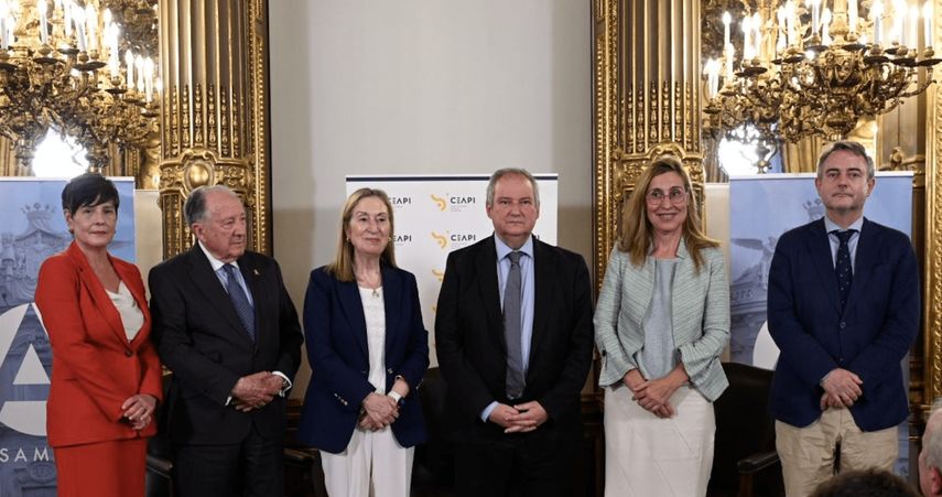La presidenta de CEAPI, Núria Vilanova; el ministro de Industria y Turismo del gobierno de España, Jordi Hereu;y el director general de Casa América, León de la Torre; Isabel Álvarez, catedrática de la Universidad Complutense de Madrid (UCM); Félix Sanz Roldán,&nbsp; miembro del Consejo Asesor de CEAPI.&nbsp;