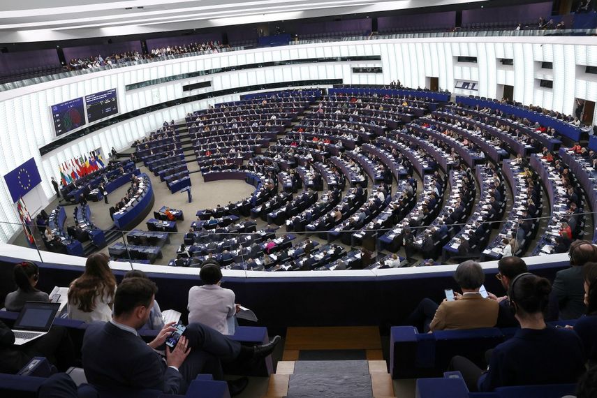 Los miembros del Parlamento Europeo participan en una sesión de votación durante una sesión plenaria en el Parlamento Europeo en Estrasburgo, este de Francia, el 12 de marzo de 2025.