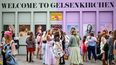 Los fanáticos de la cantautora Taylor Swift se reúnen en una zona de fiesta Swiftie en la ciudad de Gelsenkirchen, en el oeste de Alemania, el 17 de julio de 2024.