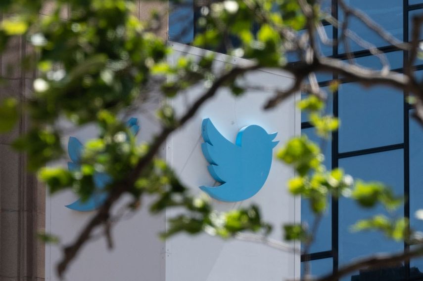Logo de Twitter en su sede principal.