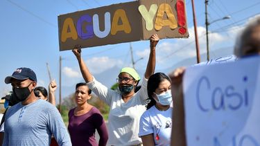 A la falta de libertades a las que son sometidos por la dictadura, los venezolanos se enfrentan a carencias como el alimento y servicios b&aacute;sicos como el agua potable.&nbsp;