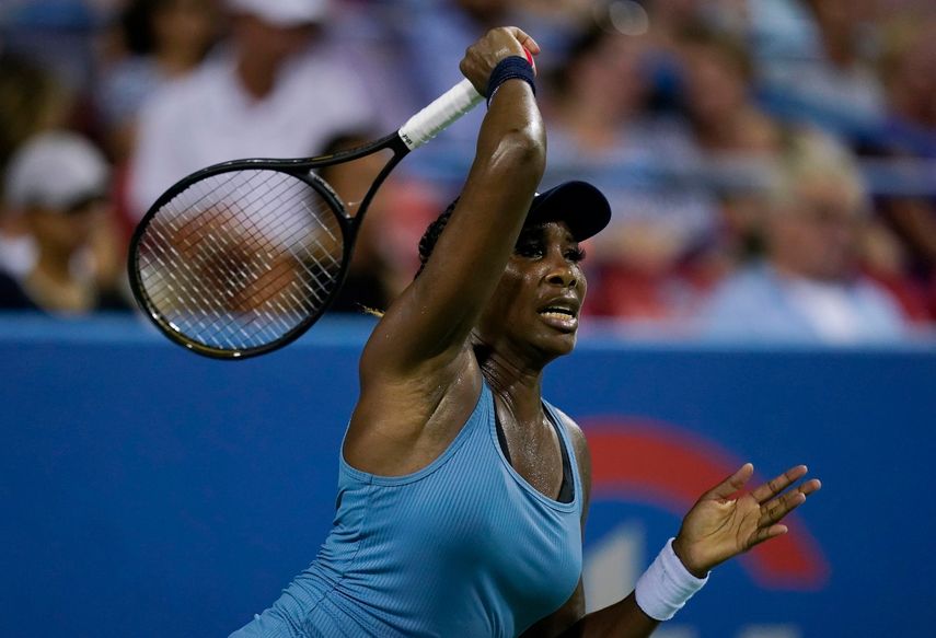 La estadounidense Venus Williams en la primera ronda ante la canadiense Rebecca Marino en el Citi Open el lunes 1 de agosto del 2022.&nbsp;
