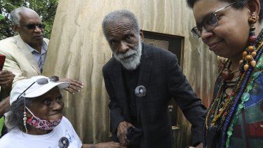 El escultor Richard Hunt (centro) llega a la obra que fue hecha en honor de la periodista y activista Ida B. Wells-Barnett, en Chicago, el 30 de junio de 2021.