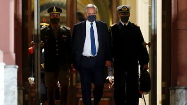 El presidente de Argentina, Alberto Fernández, en el centro, sale de la casa de gobierno en Buenos Aires, Argentina, el miércoles 15 de septiembre de 2021