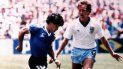 Diego Maradona (izquierda) esquiva al inglés Trevor Steven durante el partido de la Copa Mundial en el Estadio Azteca, el 22 de junio de 1986. La camiseta que usó el astro argentino en ese partido, en el que el controvertido gol de la “mano de Dios” y luego el mejor gol de la historia de los mundiales está en venta