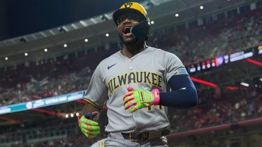 El venezolano Andruw Monasterio, de los Cerveceros de Milwaukee, celebra luego de conectar un jonrón en un juego, el 16 de agosto de 2025.