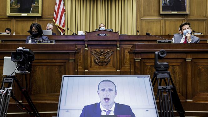 El due&ntilde;o de Facebook&nbsp;Mark Zuckerberg&nbsp; testifica mediante video ante un comit&eacute; de la C&aacute;mara de Representantes, a finales de julio.