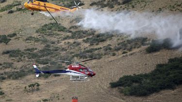 Dos helicópteros combaten un incendio en Springville, Utah, el lunes 1 de agosto de 2022.&nbsp;