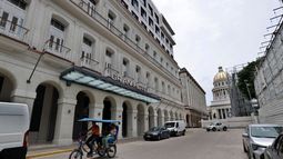 Personas pasando frente a un hotel, en La Habana, Cuba.