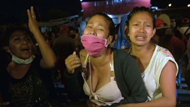 Familiares de reclusos lloran afuera de la prisión en Guayaquil, Ecuador, el 25 de febrero de 2021, mientras exigen a la policía que intervenga durante un motín que tiene lugar en el interior. Al menos 79 presos murieron en disturbios simultáneos atribuidos a la guerra de pandillas en cuatro prisiones en Ecuador, dijeron las autoridades el miércoles.
