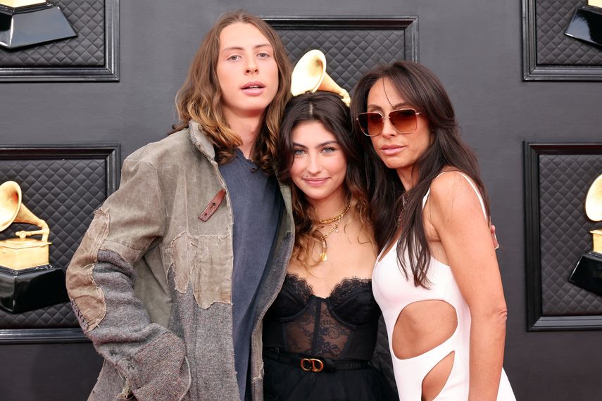 Christopher Nicholas Cornell, Toni Cornell y Vicky Karayiannis asisten a la 64 entrega de los Grammy en el MGM Grand Garden Arena el 03 de abril de 2022 en las Vegas, Nevada.