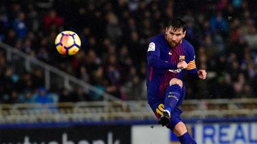 &nbsp;En imagen de archivo del 14 de enero de 2018, el delantero argentino Lionel Messi anota el cuarto gol del Barcelona en un partido de La Liga española ante la Real Sociedad en el estadio Anoeta, en San Sebastián, España