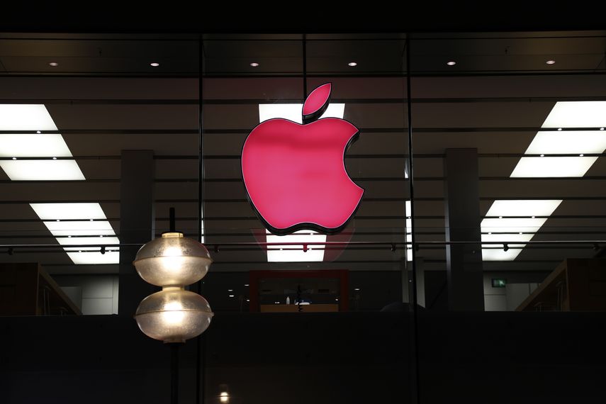 Fotografía de archivo del 6 de diciembre de 2020 del logo de Apple en una tienda en el centro de Múnich, Alemania.&nbsp;