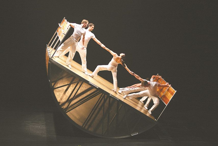 Los bailarines y actores buscan narrar la interacción del hombre en la vida cotidiana mediante sorprendentes movimientos y grandes escenografías (DIAVOLO)