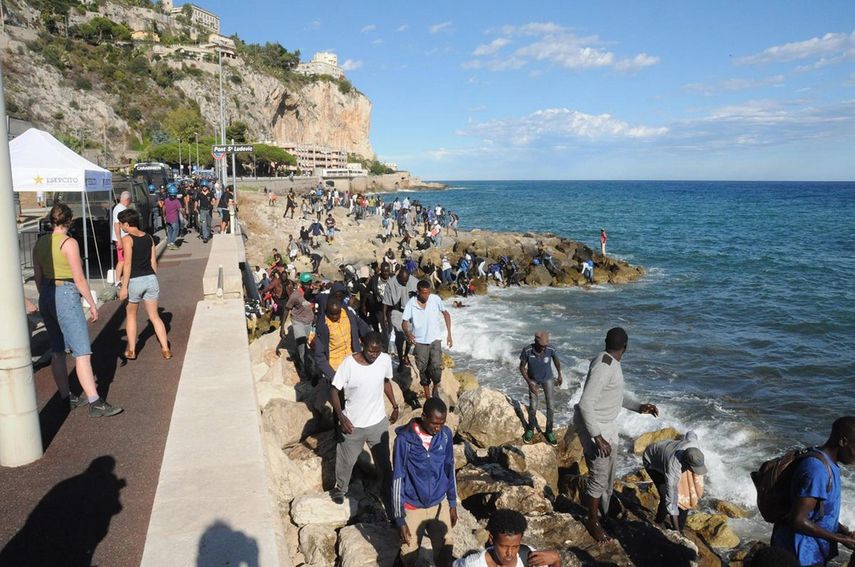 Vista algunos de los 300&nbsp;refugiados&nbsp;que rompieron el cordón policial para cruzar a nado Francia desde ciudad fronteriza de Ventimiglia, Italia, este 5 de agosto de 2016