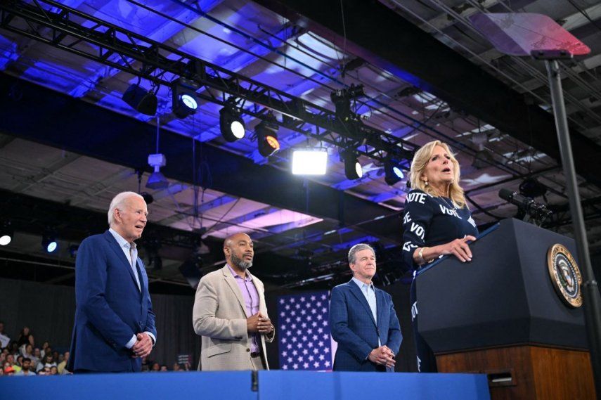 El presidente Joe Biden (izquierda.), el educador Eric Fitts (segundo izq.) y el gobernador de Carolina del Norte, Roy Cooper, escuchan a la primera dama Jill Biden hablar en un evento de campaña en Raleigh, Carolina del Norte, el 28 de junio de 2024.&nbsp;