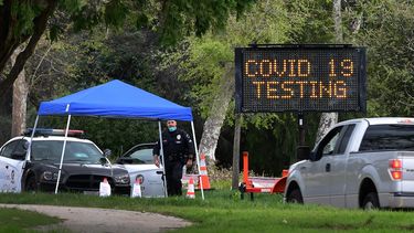 Vista de un centro de pruebas para detectar el nuevo coronavirus COVID-19 en un parque de&nbsp;Pacoima, California, en el oeste de EEUU.