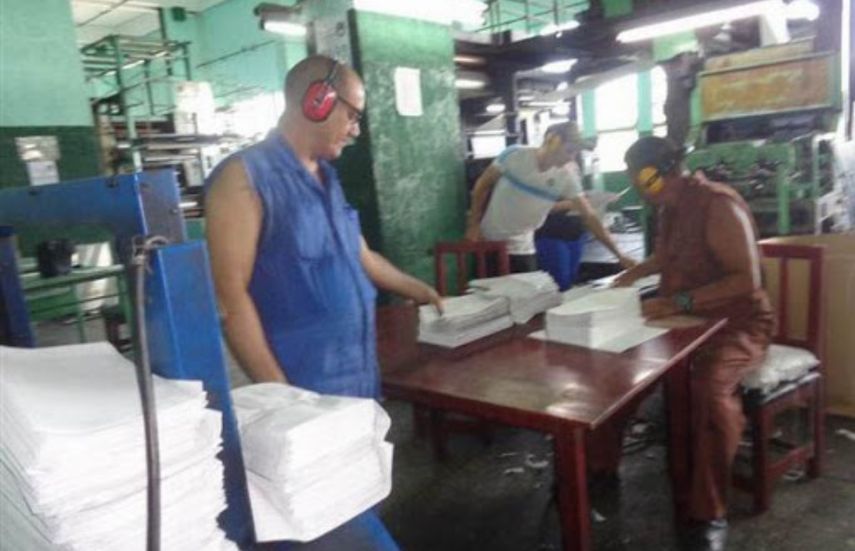 Fotograf&iacute;a de trabajadores en el Poligr&aacute;fico de Santa Clara publicada en la cuenta de Twitter del semanario provincial Vanguardia.