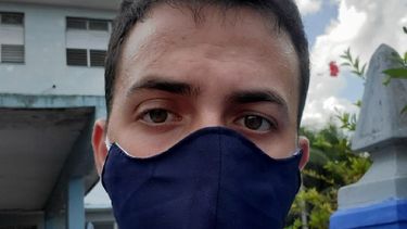 El youtuber Jansel Moreno fuera de la estación donde fue interrogado el miércoles.