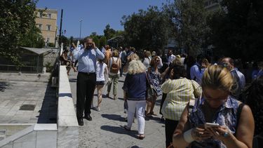 Gente sale a las calles luego de un fuerte terremoto que remeció Atenas, la capital griega, viernes 19 de julio de 2019. El Instituto de Geodinámica griego le dio una magnitud preliminar de 5,1.