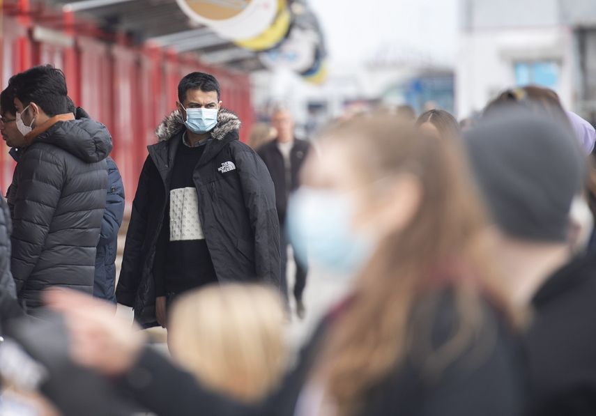 Personas con mascarillas, el domingo 4 de abril de 2021, a las afueras del Puerto Viejo, en Montreal.&nbsp;