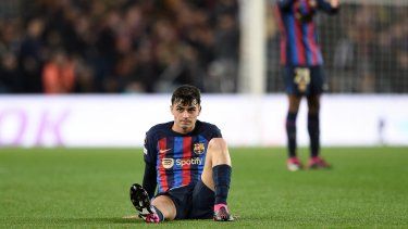Pedri se tira al piso tras sentir dolor que lo amerita a salir del encuentro del Barcelona contra el Manchester United