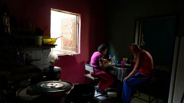 Los pensionados Maybel Sequera y Juan González almuerzan en su casa en el barrio de bajos ingresos de La Vega en Caracas, Venezuela. El almuerzo de este matrimonio fue un regalo de una organización sin fines de lucro, ya que las pensiones mensuales de la costurera y el conductor no les permiten alimentarse. Ellos dependen de las donaciones de alimentos, medicinas y ropa.